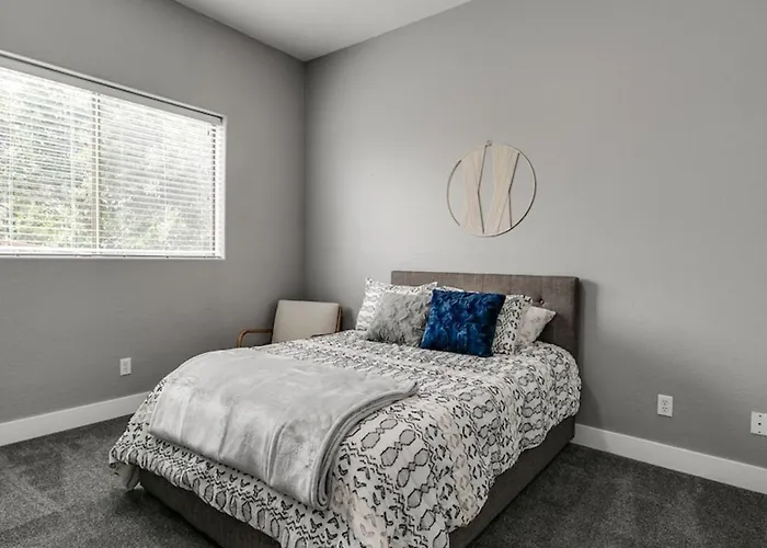 3 Bdrm Townhouse Wgarage In Gated Complex