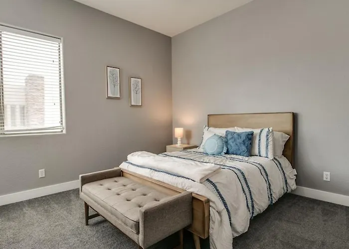 Holiday home 3 Bdrm Townhouse Wgarage In Gated Complex Phoenix