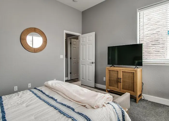 3 Bdrm Townhouse Wgarage In Gated Complex Phoenix