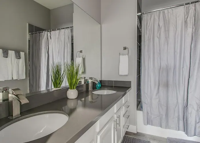 3 Bdrm Townhouse Wgarage In Gated Complex Holiday home