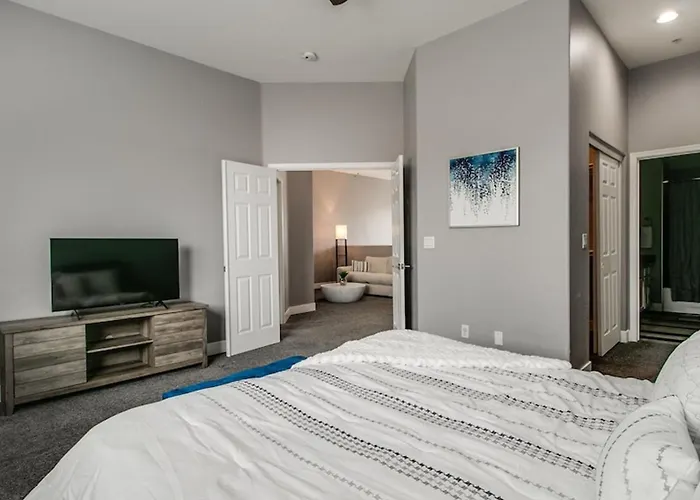 3 Bdrm Townhouse Wgarage In Gated Complex Phoenix