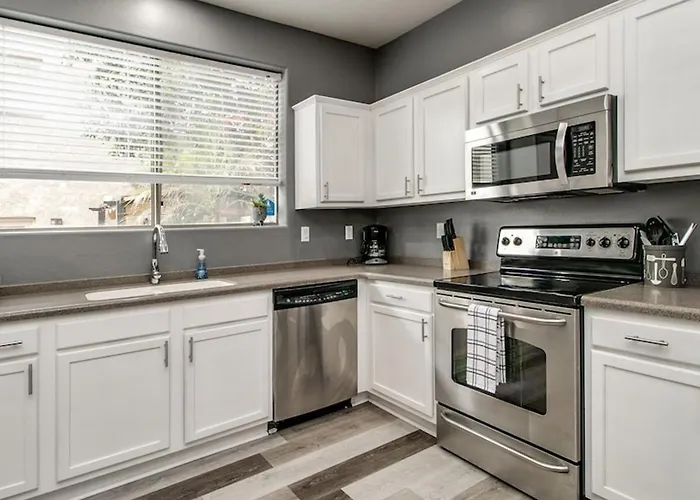Holiday home 3 Bdrm Townhouse Wgarage In Gated Complex Phoenix