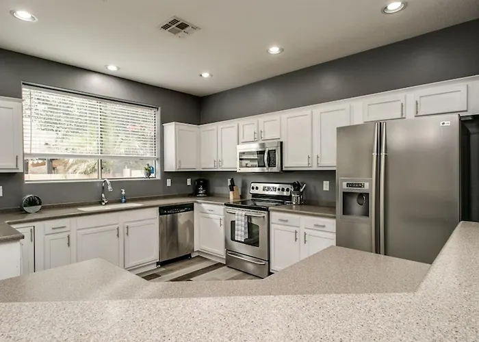 3 Bdrm Townhouse Wgarage In Gated Complex Holiday home