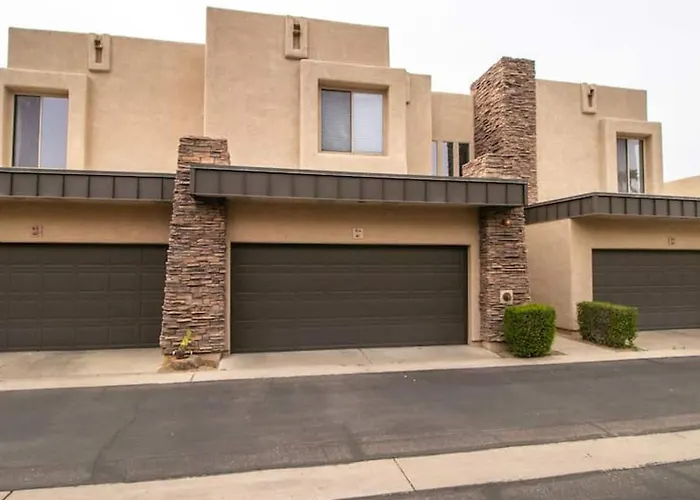 Holiday home 3 Bdrm Townhouse Wgarage In Gated Complex *