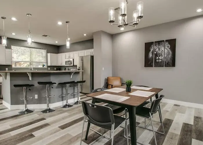 3 Bdrm Townhouse Wgarage In Gated Complex Holiday home