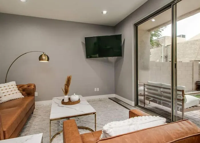 3 Bdrm Townhouse Wgarage In Gated Complex Phoenix