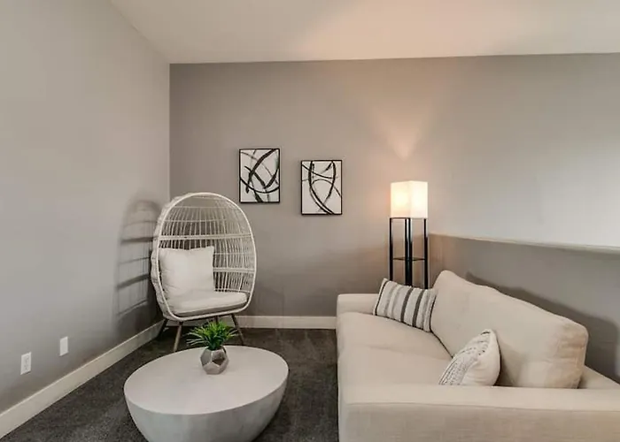3 Bdrm Townhouse Wgarage In Gated Complex * Phoenix